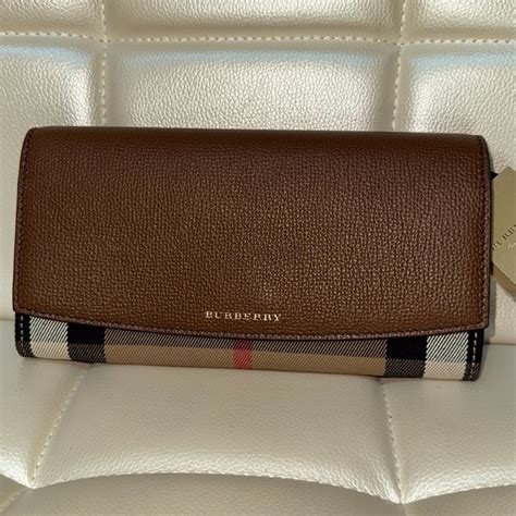 Burberry House Check Henley Leather Chain Wallet